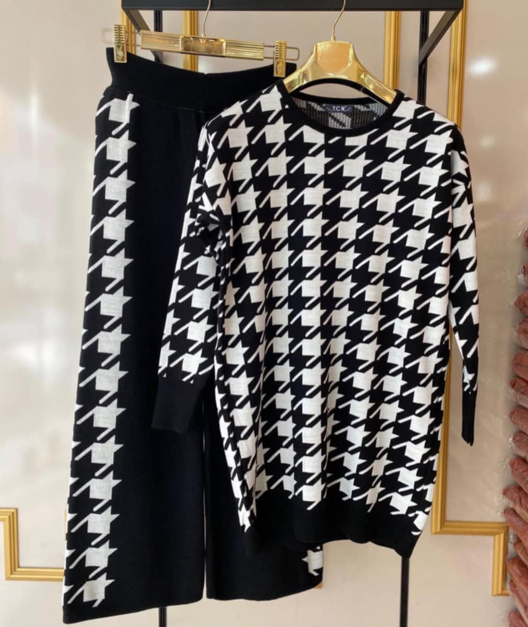 Arrow Printed Long Premium Quality Winter 2-Pcs Tracksuit For Her. WWTS-21